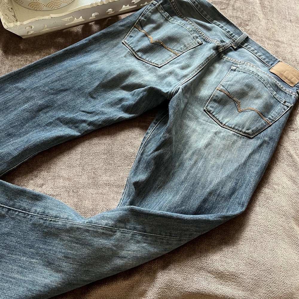 Guess Men’s Regular Straight Jeans - Slightly Distressed Wash - Picture 7 of 10